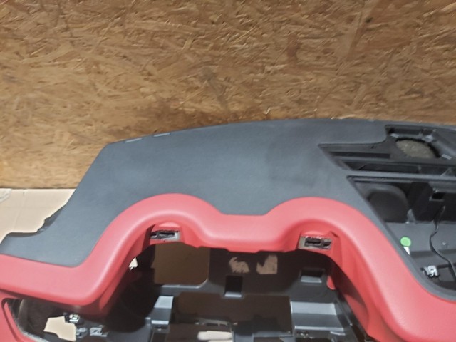 116852 Alfa Romeo Giulietta 2015-2020 fekete színű piros betétes műszerfalpárna