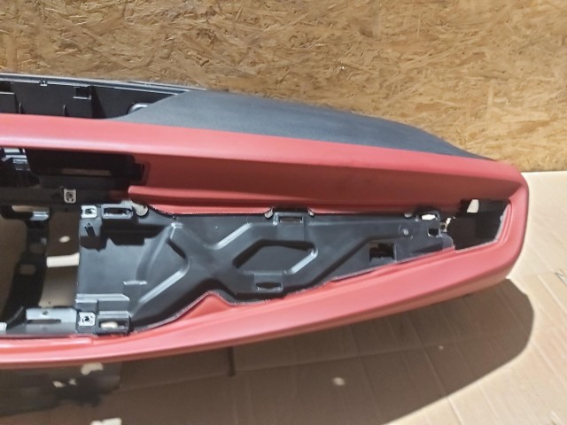 116852 Alfa Romeo Giulietta 2015-2020 fekete színű piros betétes műszerfalpárna