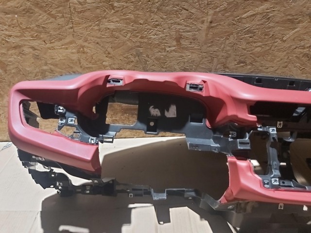 116852 Alfa Romeo Giulietta 2015-2020 fekete színű piros betétes műszerfalpárna