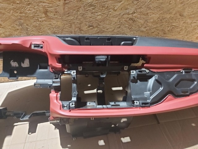 116852 Alfa Romeo Giulietta 2015-2020 fekete színű piros betétes műszerfalpárna