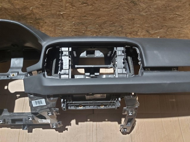 117329 Skoda Karoq Fekete műszerfalpárna, üvegszilánk karcos!!!