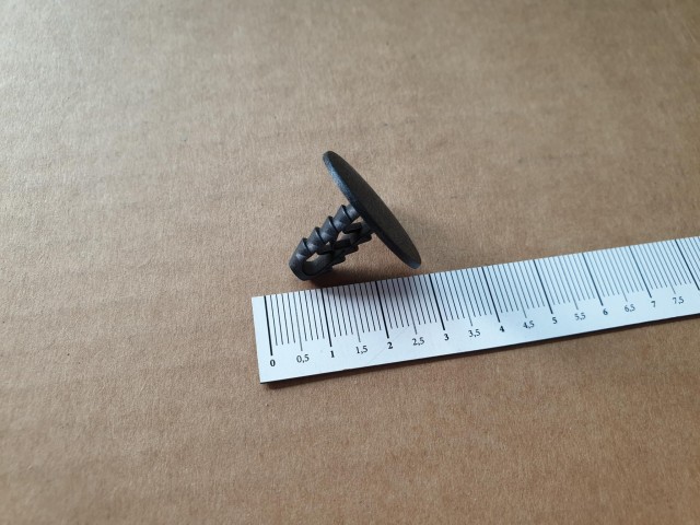 Alfa Romeo, Fiat, Lancia, Abarth gyári új motorháztető szigetelést rögzítő patent 14592287