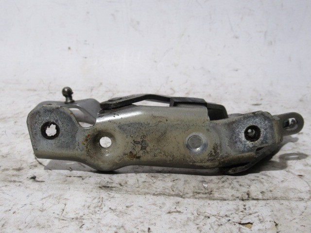 118494 Alfa Romeo Gt ezüst színű, jobb oldali csomagtér ajtó zsanér 60680524