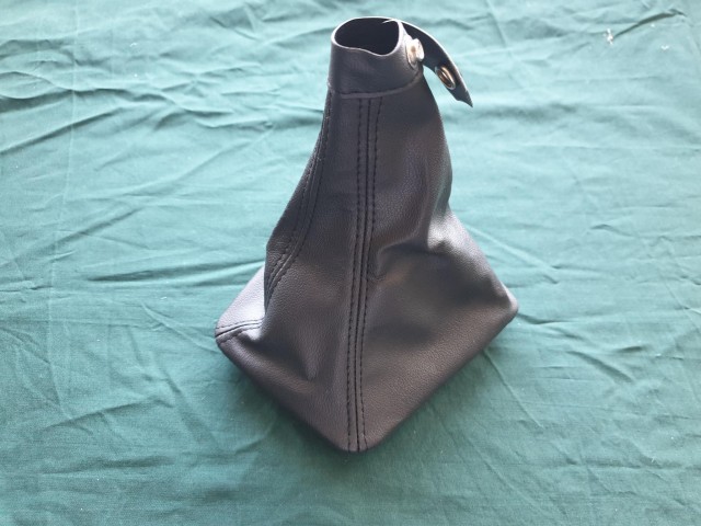 Fiat Stilo 735388818 számú, gyári új váltószoknya. 3 ajtós.