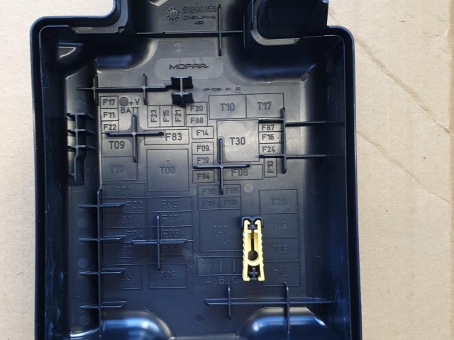 Fiat 500 L gyári új külső biztosíték tábla ház fedél 51890355