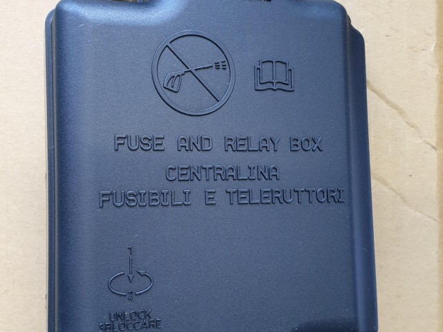 Fiat 500 L gyári új külső biztosíték tábla ház fedél 51890355