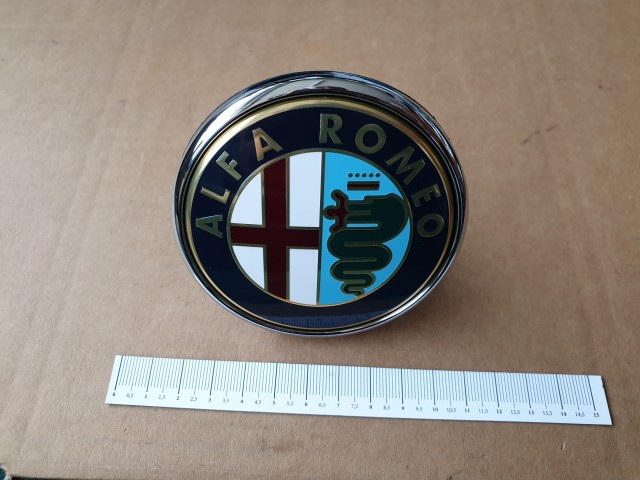 Alfa Romeo Giulietta gyári új, nyomógombos csomagtérajtó embléma 50530581