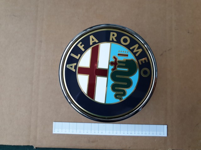 Alfa Romeo Giulietta gyári új, nyomógombos csomagtérajtó embléma 50530581