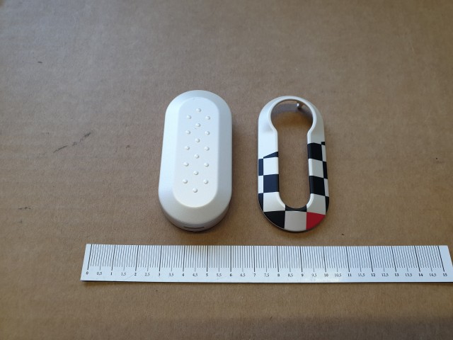 Fiat 500 gyári új, gyöngyház fehér színű  és fekete kockás kulcsház 71805963