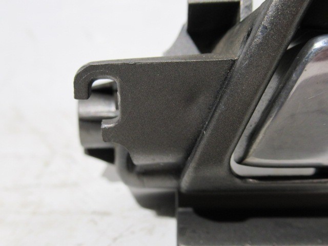 118343 Lancia Thesis bal hátsó belső kilincs, a képen látható sérüléssel 99099151