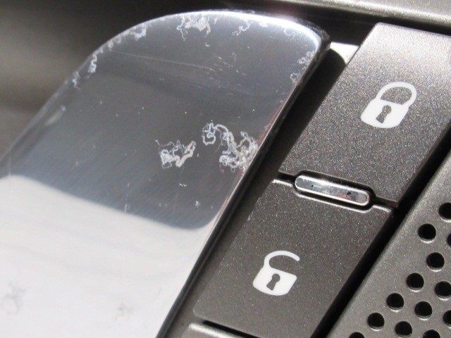 118344 Lancia Thesis bal hátsó belső kilincs, a képen látható sérüléssel 99099151