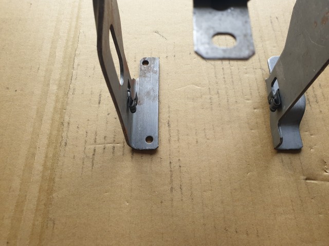 Fiat Stilo 5 ajtós gyári új, könyöklő tartó vas 46811736