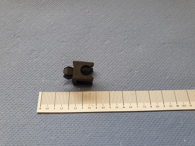 Fiat Doblo motorháztető kitámasztót rögzítő műanyag 46789809