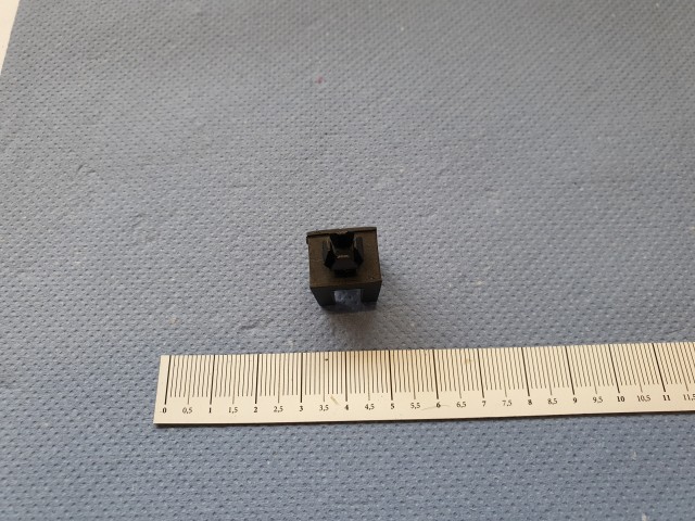 Fiat Doblo motorháztető kitámasztót rögzítő műanyag 46789809