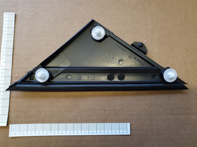 Fiat 500 gyári új, jobb oldali sárvédő háromszög 735455791