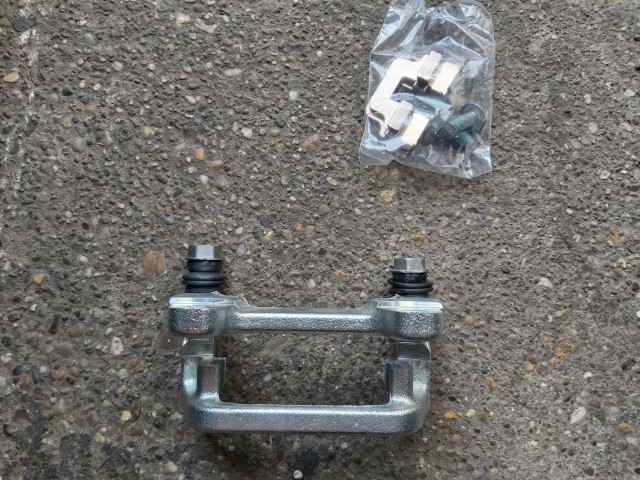 Alfa Romeo Gt, 156 gyári új bal hátsó féknyereg tartó konzol, 276mm átmérőjű féktárcsához