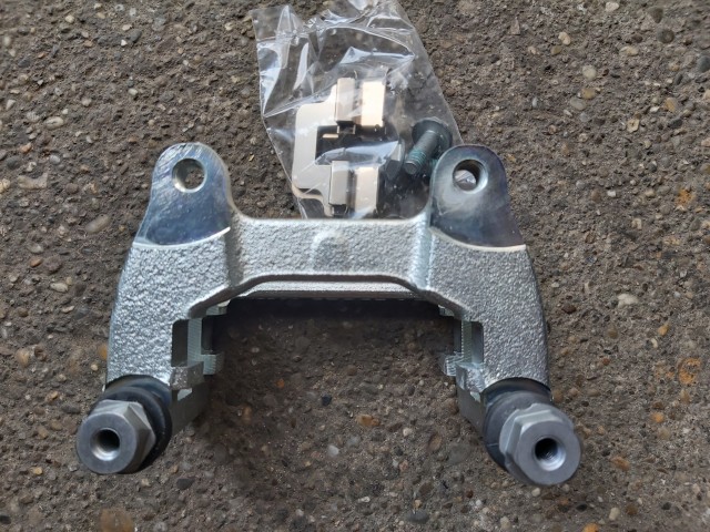 Alfa Romeo Gt, 156 gyári új bal hátsó féknyereg tartó konzol, 276mm átmérőjű féktárcsához