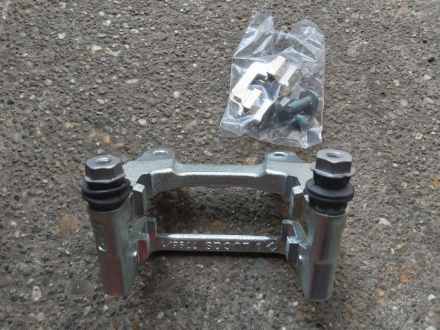 Alfa Romeo Gt, 156 gyári új bal hátsó féknyereg tartó konzol, 276mm átmérőjű féktárcsához