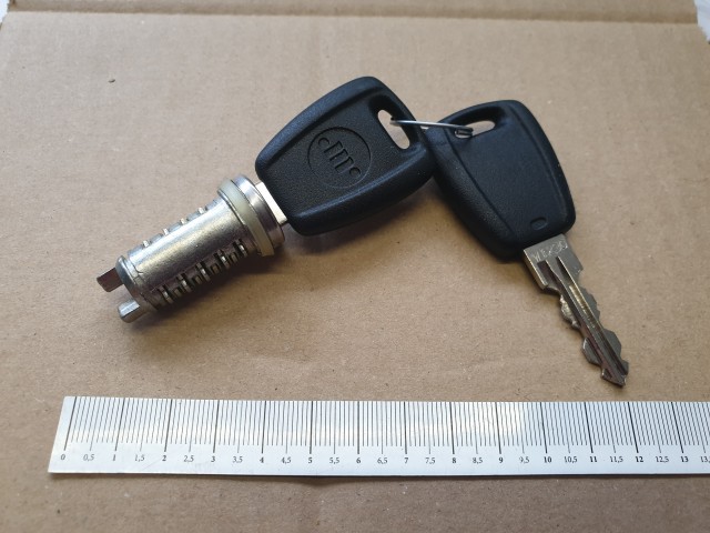 Fiat 500 utángyártott új, zárbetét két kulccsal