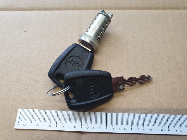 Fiat 500 utángyártott új, zárbetét két kulccsal