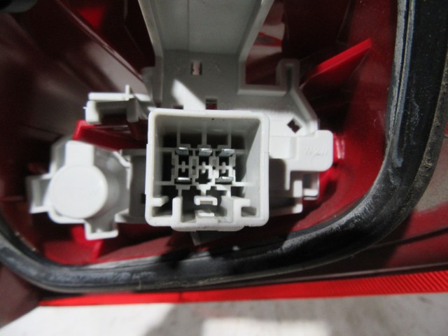 185047 Ford Fiesta 2008-2013 bal hátsó lámpa, karcos polírozni kell!!!!!