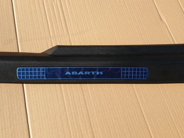 Abarth Grande Punto gyári új bal küszöb belső borítás 735459190