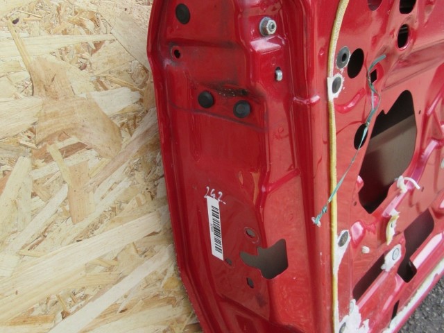 52025 Alfa Romeo Gt piros színű, bal oldali ajtó a képen látható sérüléssel