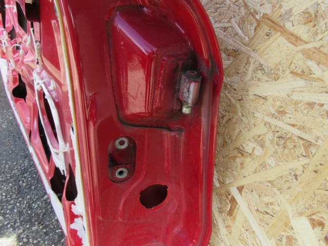 52025 Alfa Romeo Gt piros színű, bal oldali ajtó a képen látható sérüléssel