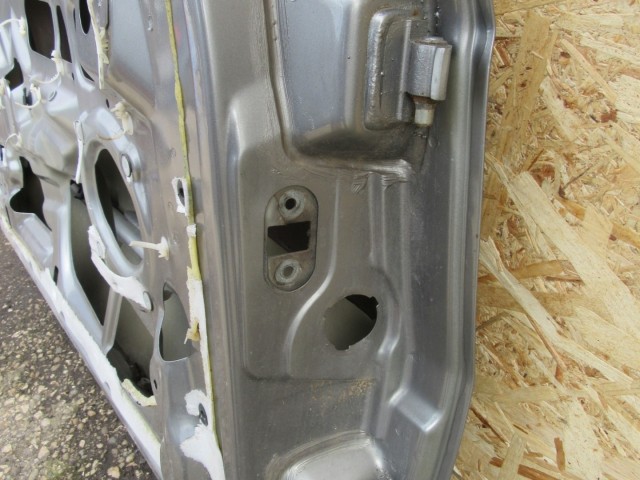 52024 Alfa Romeo Gt szürke színű, bal oldali ajtó a képen látható sérüléssel