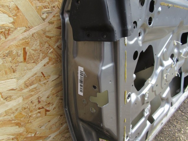 52024 Alfa Romeo Gt szürke színű, bal oldali ajtó a képen látható sérüléssel