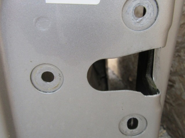 61877 Fiat Stilo 3 ajtós, ezüst színű bal oldali ajtó, a képen látható sérüléssel