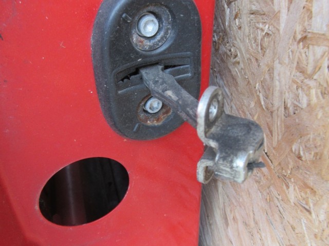 61874 Fiat Stilo 3 ajtós, jobb oldali piros ajtó, a képen látható sérüléssel