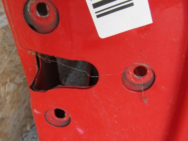 61874 Fiat Stilo 3 ajtós, jobb oldali piros ajtó, a képen látható sérüléssel