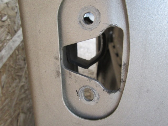 61871 Fiat Stilo 3 ajtós, ezüst színű bal oldali ajtó, a képen látható sérüléssel