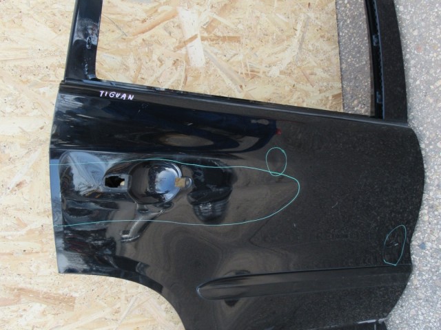 107180 Volkswagen Tiguan jobb hátsó ajtó a képen látható sérülésekkel 5N0833056A