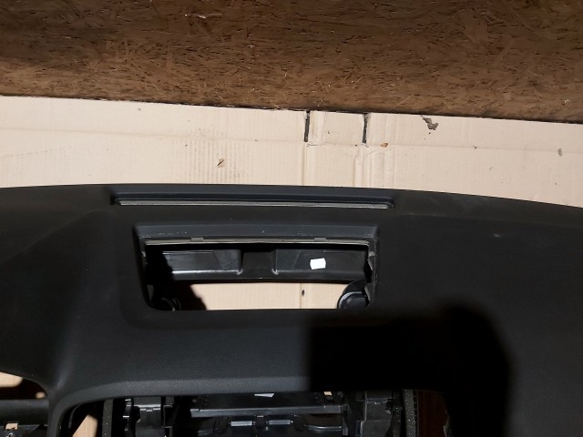 117329 Skoda Karoq Fekete műszerfalpárna, üvegszilánk karcos!!!