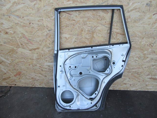 121857 Toyota Rav 4 2006-2013 jobb hátsó ajtó a képen látható sérüléssel