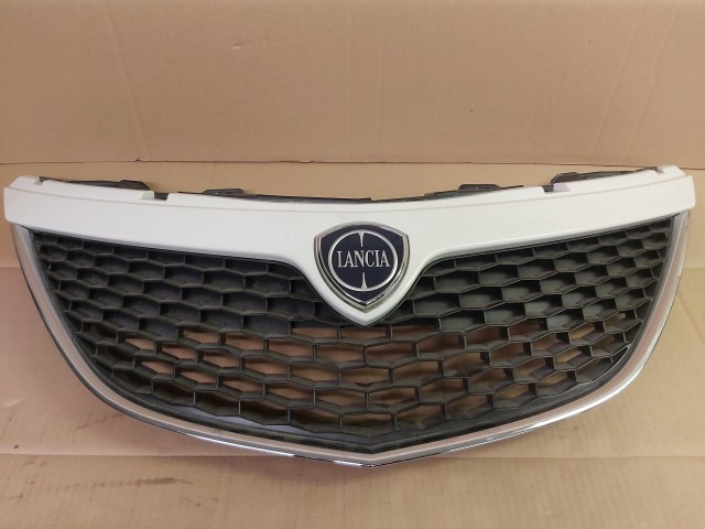 184607 Lancia Ypsilon III. 2015- től gyártott első díszrács 735618647