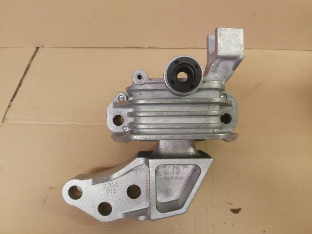 Alfa Romeo Giulietta 1,4 16v benzin gyári új motortartó gumibak 50547669