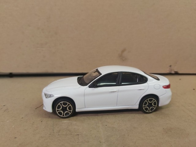Alfa Romeo Giulia Fehér színű modell autó  1:43 méretarány, Bburago
