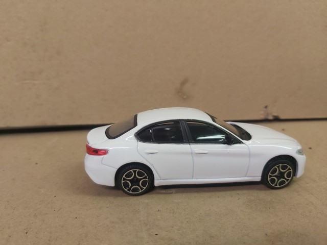 Alfa Romeo Giulia Fehér színű modell autó  1:43 méretarány, Bburago
