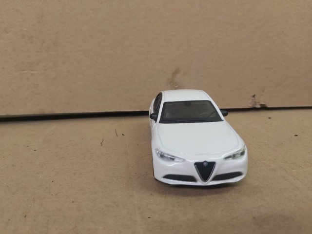 Alfa Romeo Giulia Fehér színű modell autó  1:43 méretarány, Bburago