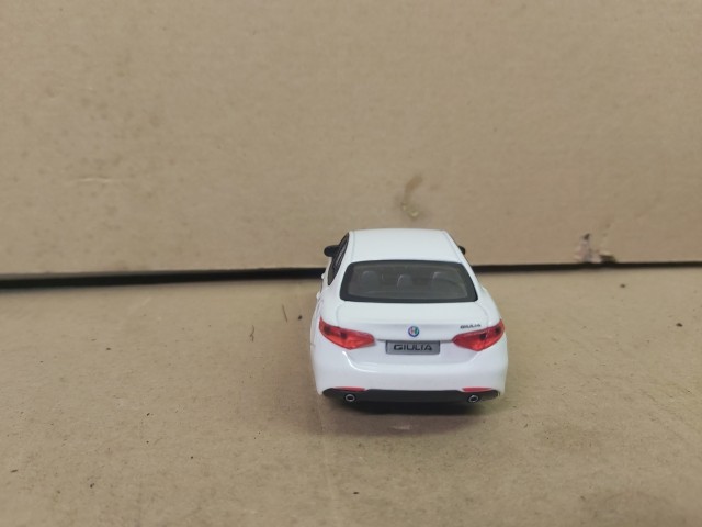 Alfa Romeo Giulia Fehér színű modell autó  1:43 méretarány, Bburago