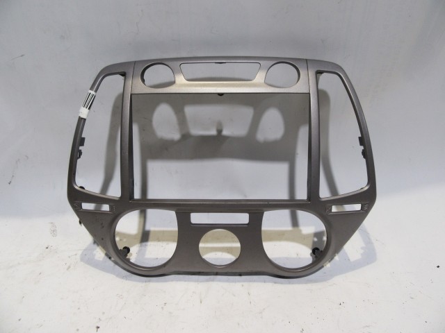 Hyundai i20 középső műszerfalpárna betét 