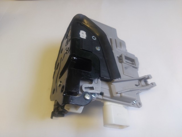 Vw Passat, Skoda Super B II, Seat Ibiza, Audi Q7 utángyártott új bal első ajtózár 3c1837015a