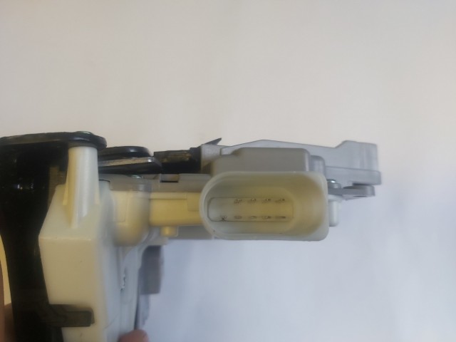 Vw Passat, Skoda Super B II, Seat Ibiza, Audi Q7 utángyártott új bal első ajtózár 3c1837015a