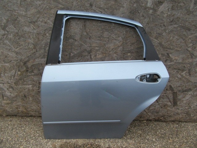 147878 Fiat Linea bal hátsó ajtó a képen látható sérüléssel