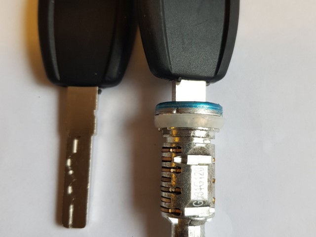 Fiat Grande Punto utángyártott új, bal első zárbetét két kulccsal 