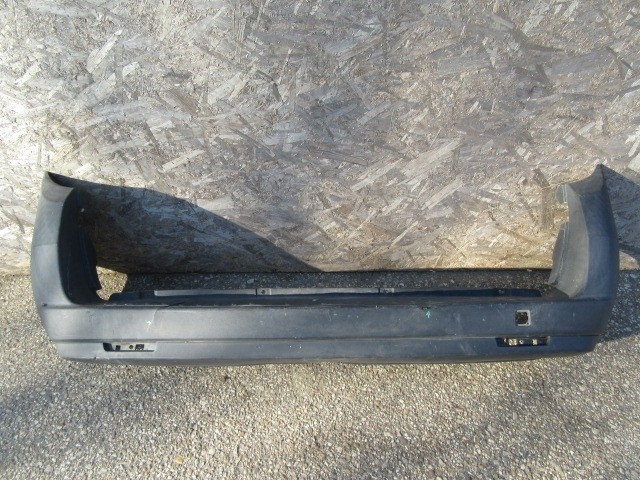 147932 Fiat Doblo III. 2009-2015 hátsó lökhárító a képen látható sérüléssel, kétajtós kivitelhez