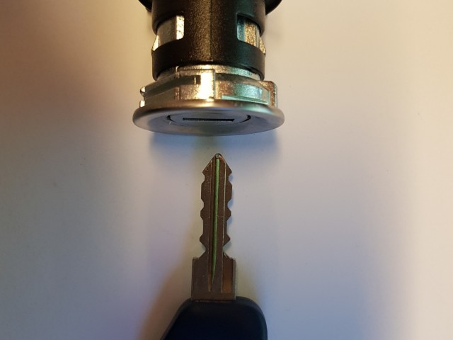 Fiat Punto II.-III. 3 ajtós utángyártott új jobb oldali zárbetét ház, zárbetéttel kulccsal 